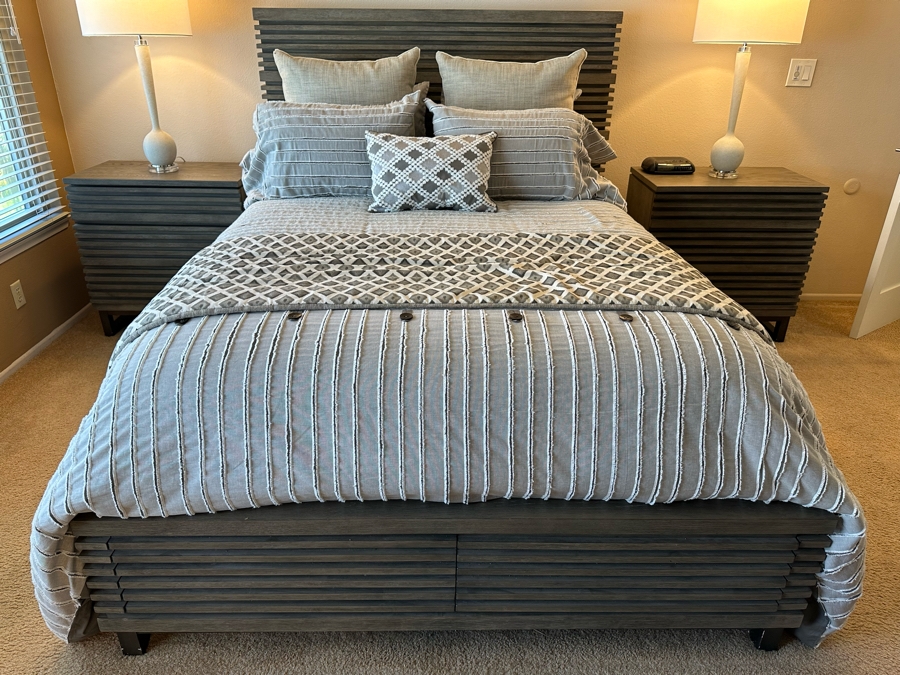 Hooker Furniture Queen Size Bed With Headboard And Footboard With Storage Drawers And Bedding (Mattress Not Included) Plus Two Matching Nightstands [Photo 3]