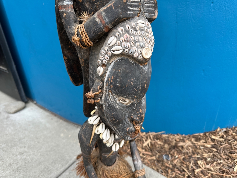 Impressive Vintage Papua New Guinea Carved Wooden Statue With Shells 46'H Estimate $450 [Photo 3]