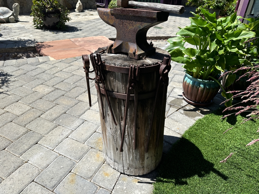 Vintage Blacksmith Tools Including 55lb Anvil [Photo 8]