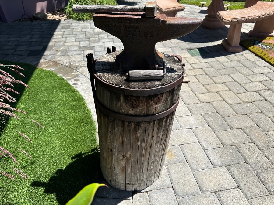 Vintage Blacksmith Tools Including 55lb Anvil [Photo 4]