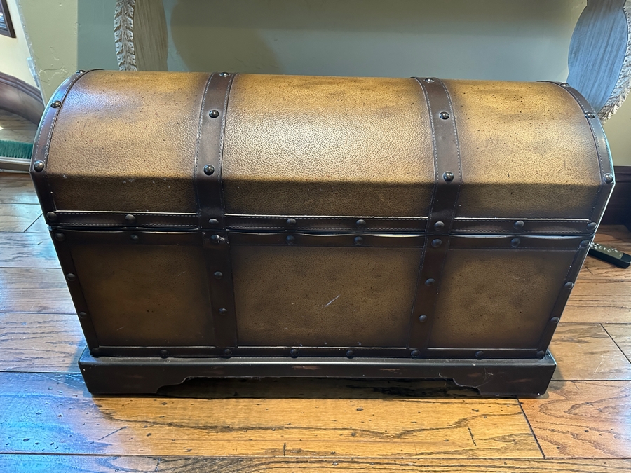 Metal Trunk 34.5W x 15'D x 22.5H [Photo 4]