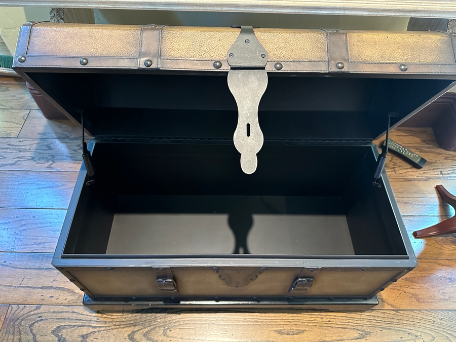 Metal Trunk 34.5W x 15'D x 22.5H [Photo 3]