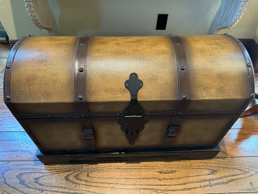 Metal Trunk 34.5W x 15'D x 22.5H [Photo 2]