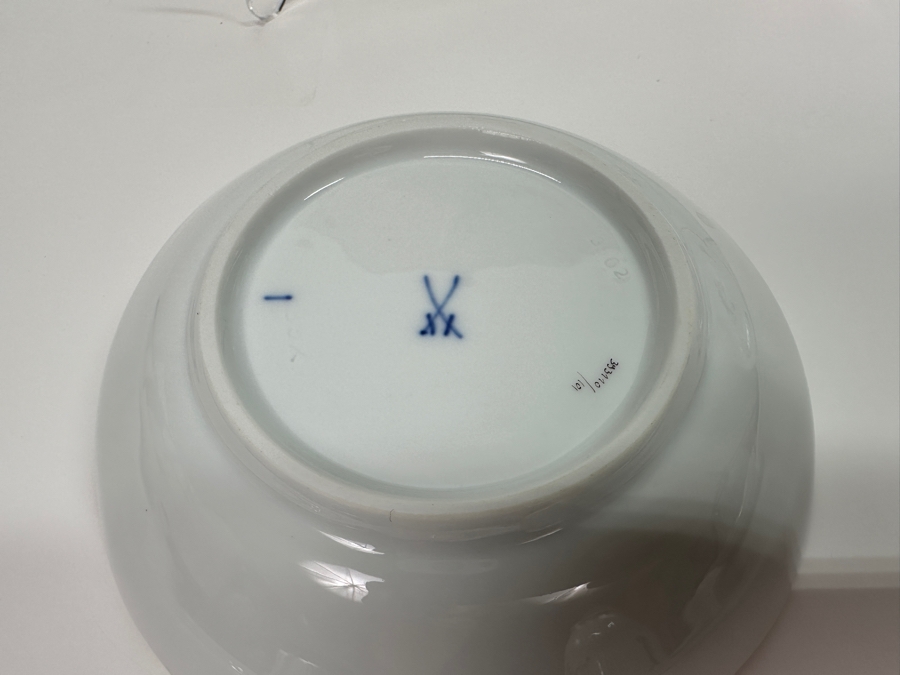 Meissen (Germany) Fine Porcelain Individually Hand Painted 'Butterfly Painting With Gold Rim' Schmetterling Starter Set, Service For 2, (Dinner Plate, Salad Plate, Bowl, Cup & Saucer) X 2 - 10 Pieces - Each An Original Work Of Art - Estimate $2,500 [Photo 31]