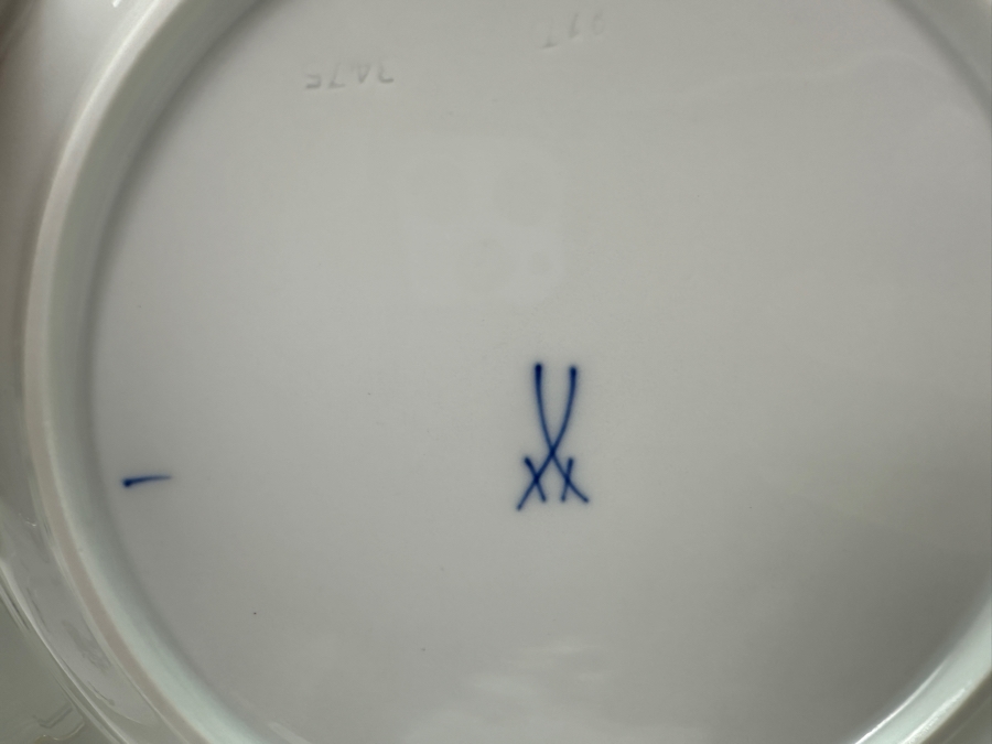 Meissen (Germany) Fine Porcelain Individually Hand Painted 'Butterfly Painting With Gold Rim' Schmetterling Starter Set, Service For 2, (Dinner Plate, Salad Plate, Bowl, Cup & Saucer) X 2 - 10 Pieces - Each An Original Work Of Art - Estimate $2,500 [Photo 22]