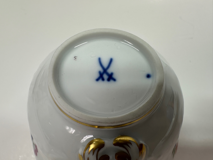 Meissen (Germany) Fine Porcelain Individually Hand Painted 'Butterfly Painting With Gold Rim' Schmetterling Starter Set, Service For 2, (Dinner Plate, Salad Plate, Bowl, Cup & Saucer) X 2 - 10 Pieces - Each An Original Work Of Art - Estimate $2,500 [Photo 30]