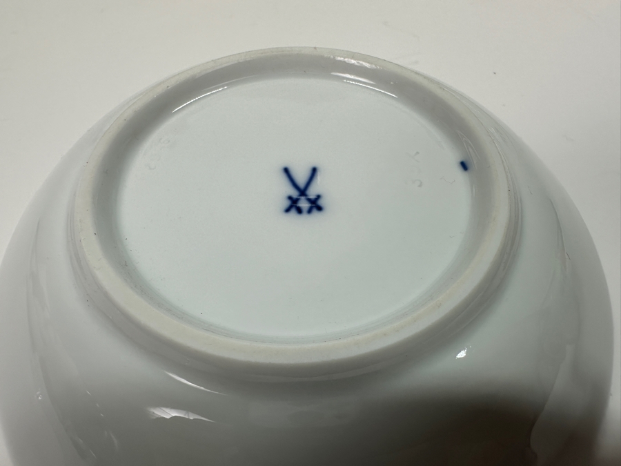 Meissen (Germany) Fine Porcelain Individually Hand Painted 'Butterfly Painting With Gold Rim' Schmetterling, Service For 4, (Dinner Plate, Salad Plate, Bowl, Fancy Cup & Saucer) X 4 - 20 Pieces - Each An Original Work Of Art - Estimate $5,000 [Photo 11]