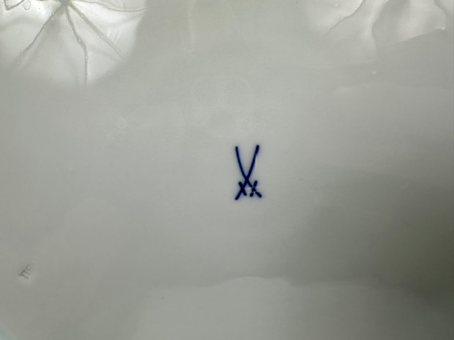 Meissen (Germany) Fine Porcelain Individually Hand Painted 'Colorful Chinese Butterfly Painting With Gold Rim' Schmetterling, Service Charger Plate 12W Estimate $300 [Photo 10]