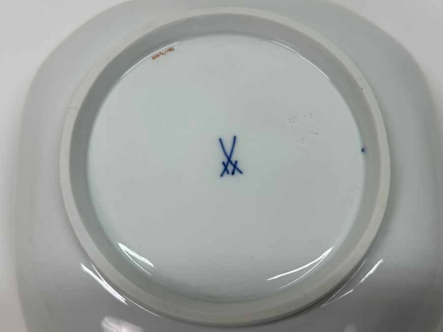 Meissen (Germany) Fine Porcelain Individually Hand Painted 'Colorful Chinese Butterfly Painting With Gold Rim' Schmetterling, Service Charger Plate 12W Estimate $300 [Photo 18]