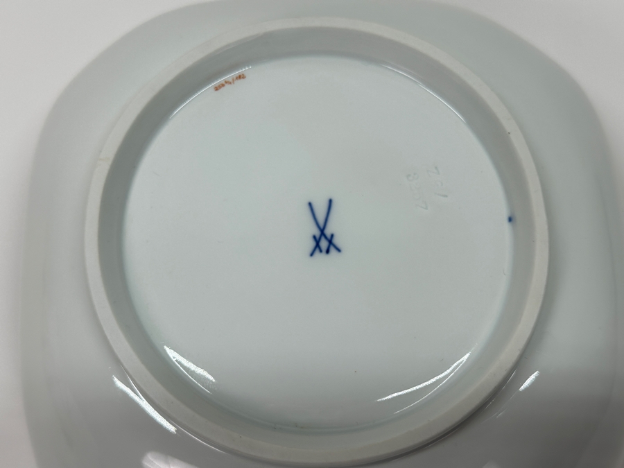 Meissen (Germany) Fine Porcelain Individually Hand Painted 'Colorful Chinese Butterfly Painting With Gold Rim' Schmetterling, Service Charger Plate 12W Estimate $300 [Photo 19]