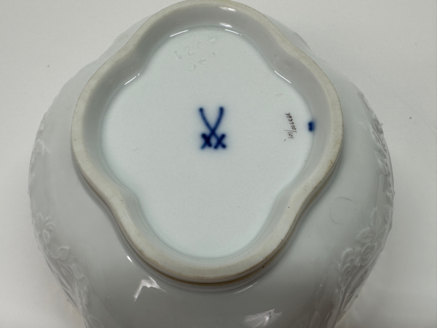 Meissen (Germany) Fine Porcelain Individually Hand Painted 'Colorful Chinese Butterfly Painting With Gold Rim' Schmetterling, Lidded Box 5W X 4H Estimate $300 [Photo 9]