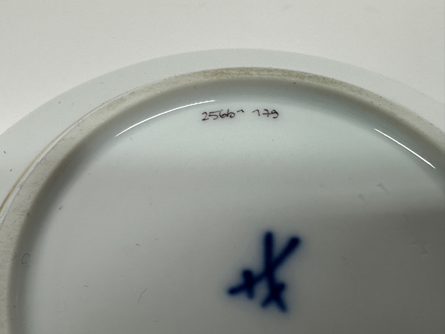 Meissen (Germany) Fine Porcelain Individually Hand Painted 'Colorful Chinese Butterfly Painting With Gold Rim' Schmetterling, Lidded Box 3.75W With Pair Of Small Dishes 3.25W Estimate $300 [Photo 8]