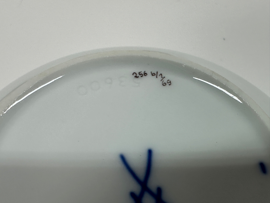 Meissen (Germany) Fine Porcelain Individually Hand Painted 'Colorful Chinese Butterfly Painting With Gold Rim' Schmetterling, Lidded Box 3.75W With Pair Of Small Dishes 3.25W Estimate $300 [Photo 12]