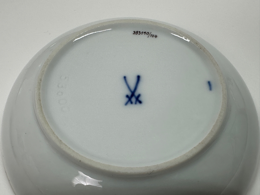 Meissen (Germany) Fine Porcelain Individually Hand Painted 'Colorful Chinese Butterfly Painting With Gold Rim' Schmetterling, Lidded Box 3.75W With Pair Of Small Dishes 3.25W Estimate $300 [Photo 9]