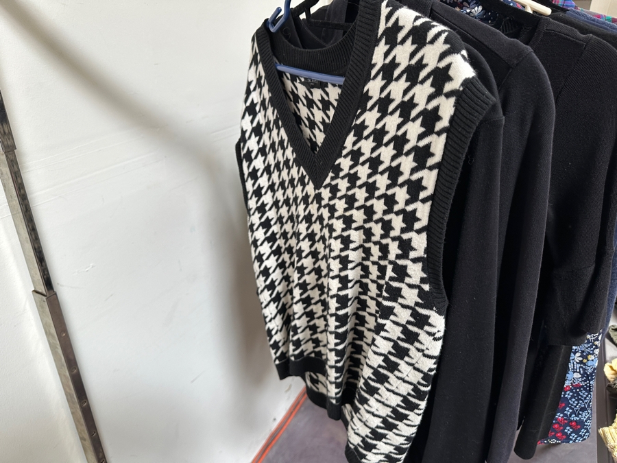 Just Added - Lot of Over 30 Pieces of Talbots Clothing Including Cashmere Sweaters - Mostly Size Medium [Photo 15]