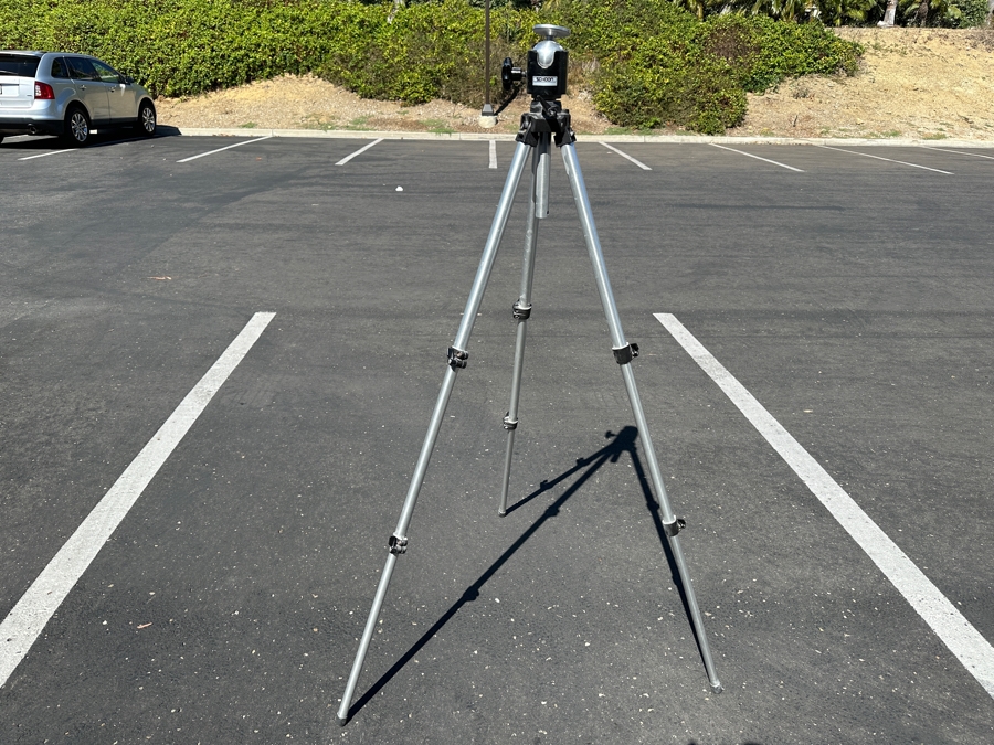 Schoon Adjustable Tripod 60'H [Photo 4]