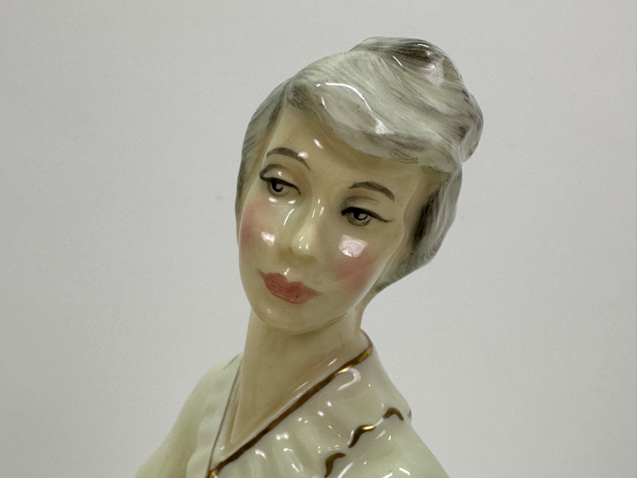 Royal Doulton The Enchantment Collection 'Musicale' HN2756 9'H [Photo 5]