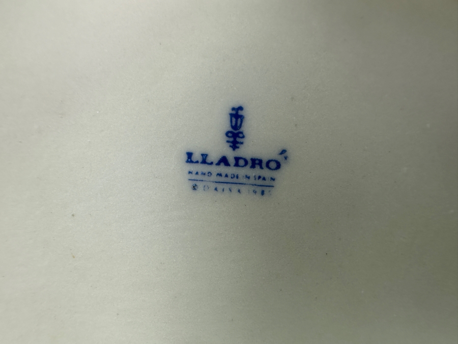 Lladro 'This One's Mine' Figurine #5376 7'H [Photo 12]