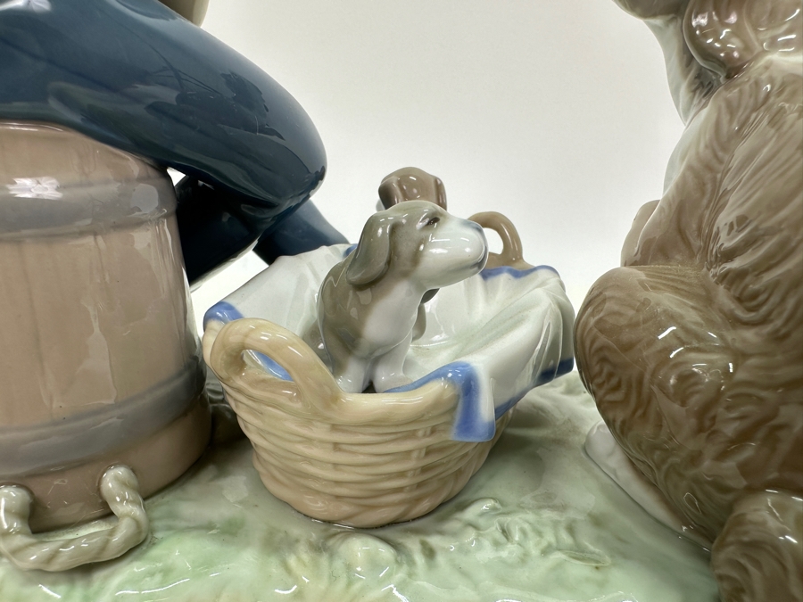 Lladro 'This One's Mine' Figurine #5376 7'H [Photo 9]