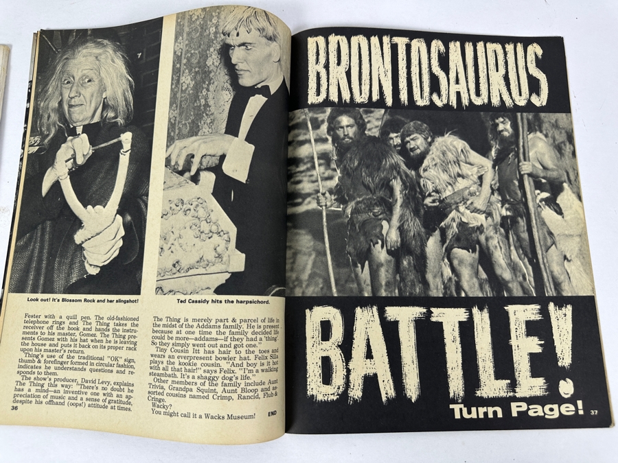 Vintage 1964 Monster World #2 The Munsters Exclusive First Photos And Vintage 1966 Monster World #9 Meet The Addams Family (Warren Magazine Comic Books) [Photo 24]