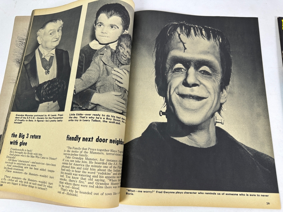 Vintage 1964 Monster World #2 The Munsters Exclusive First Photos And Vintage 1966 Monster World #9 Meet The Addams Family (Warren Magazine Comic Books) [Photo 14]