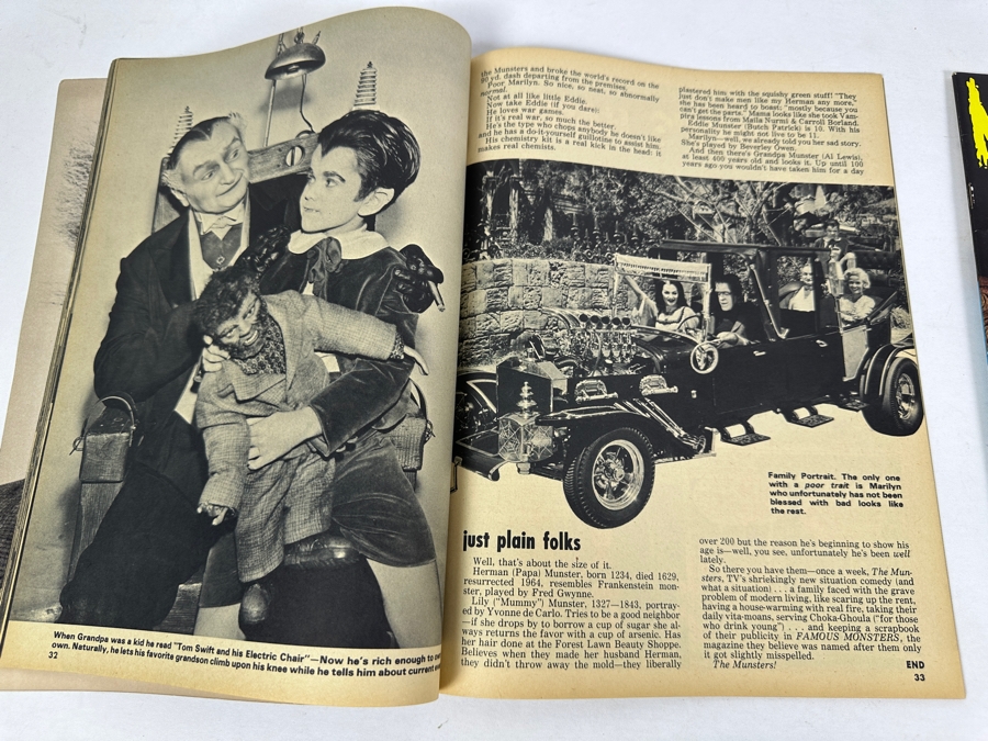 Vintage 1964 Monster World #2 The Munsters Exclusive First Photos And Vintage 1966 Monster World #9 Meet The Addams Family (Warren Magazine Comic Books) [Photo 16]