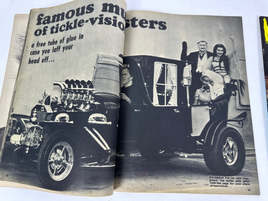 Vintage 1964 Monster World #2 The Munsters Exclusive First Photos And Vintage 1966 Monster World #9 Meet The Addams Family (Warren Magazine Comic Books) [Photo 13]