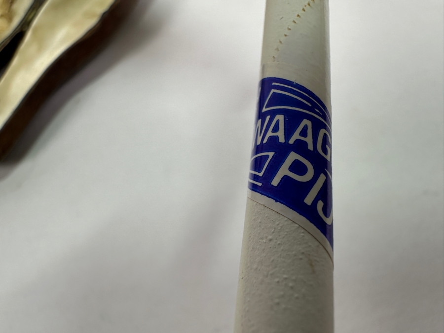 Tobacco Smoking Lot: Pair Of New Gouda Holland Long Porcelain Pipes, A Carved Meerschaum Owl Pipe Without The Stem, Small Porelain Pipe,  Chevrolet Los Angeles 1966 Safety Award PARK Lighter And Pair Of Prince Albert Tins [Photo 11]