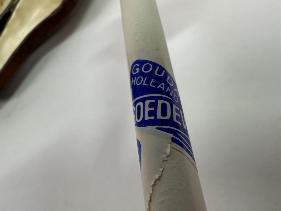 Tobacco Smoking Lot: Pair Of New Gouda Holland Long Porcelain Pipes, A Carved Meerschaum Owl Pipe Without The Stem, Small Porelain Pipe,  Chevrolet Los Angeles 1966 Safety Award PARK Lighter And Pair Of Prince Albert Tins [Photo 9]