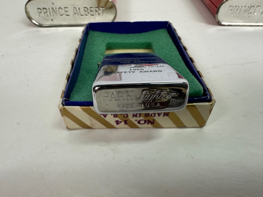 Tobacco Smoking Lot: Pair Of New Gouda Holland Long Porcelain Pipes, A Carved Meerschaum Owl Pipe Without The Stem, Small Porelain Pipe,  Chevrolet Los Angeles 1966 Safety Award PARK Lighter And Pair Of Prince Albert Tins [Photo 13]