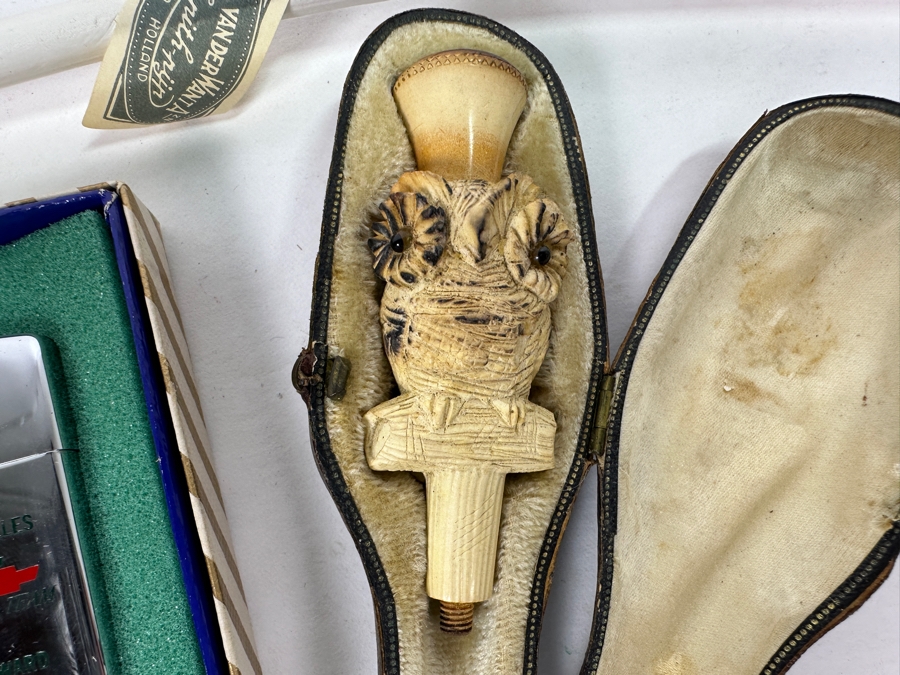 Tobacco Smoking Lot: Pair Of New Gouda Holland Long Porcelain Pipes, A Carved Meerschaum Owl Pipe Without The Stem, Small Porelain Pipe,  Chevrolet Los Angeles 1966 Safety Award PARK Lighter And Pair Of Prince Albert Tins [Photo 4]