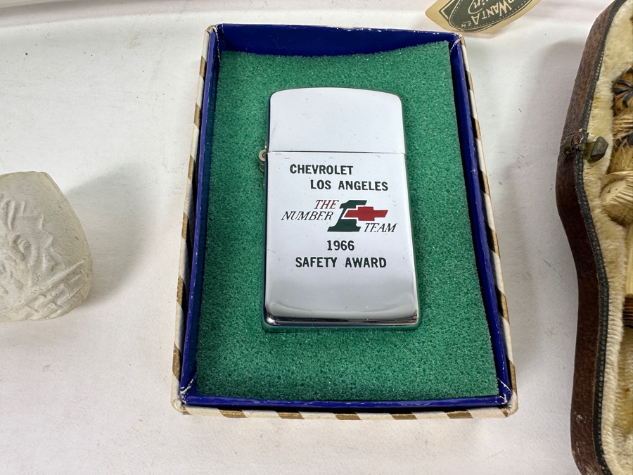 Tobacco Smoking Lot: Pair Of New Gouda Holland Long Porcelain Pipes, A Carved Meerschaum Owl Pipe Without The Stem, Small Porelain Pipe,  Chevrolet Los Angeles 1966 Safety Award PARK Lighter And Pair Of Prince Albert Tins [Photo 5]