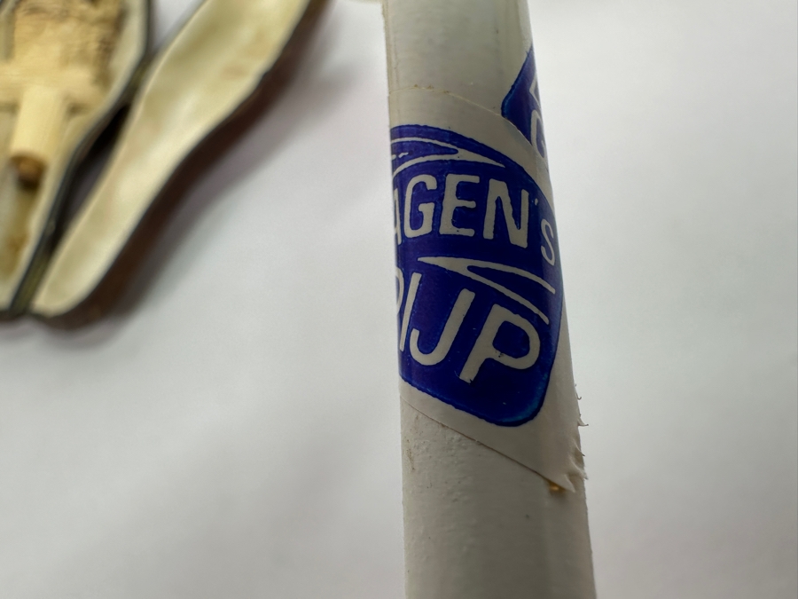 Tobacco Smoking Lot: Pair Of New Gouda Holland Long Porcelain Pipes, A Carved Meerschaum Owl Pipe Without The Stem, Small Porelain Pipe,  Chevrolet Los Angeles 1966 Safety Award PARK Lighter And Pair Of Prince Albert Tins [Photo 12]