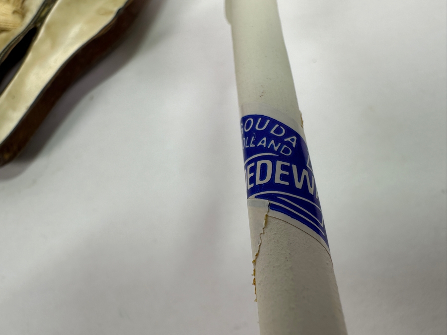 Tobacco Smoking Lot: Pair Of New Gouda Holland Long Porcelain Pipes, A Carved Meerschaum Owl Pipe Without The Stem, Small Porelain Pipe,  Chevrolet Los Angeles 1966 Safety Award PARK Lighter And Pair Of Prince Albert Tins [Photo 10]