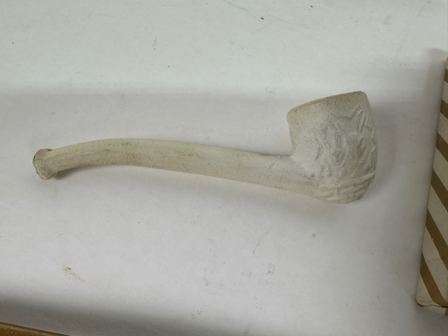 Tobacco Smoking Lot: Pair Of New Gouda Holland Long Porcelain Pipes, A Carved Meerschaum Owl Pipe Without The Stem, Small Porelain Pipe,  Chevrolet Los Angeles 1966 Safety Award PARK Lighter And Pair Of Prince Albert Tins [Photo 8]