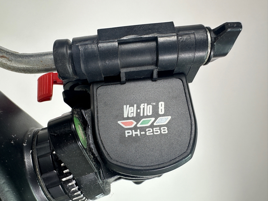 Velbon Stratos 470 Adjustable Tripod [Photo 2]