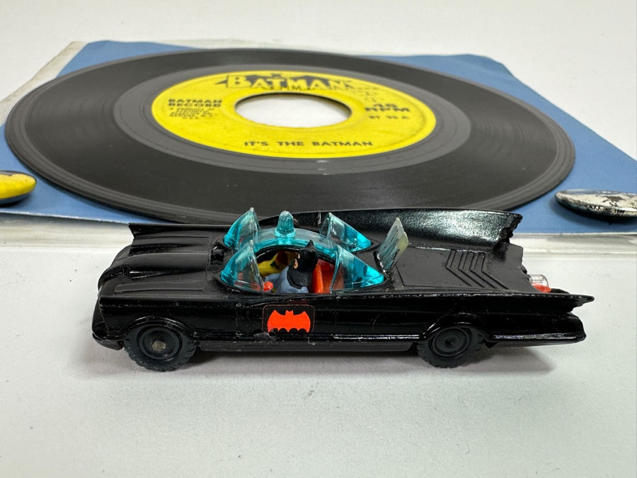 Vintage DC Batman Lot Featuring Pair Of Buttons, It's The Batman 45rpm Record And Husky Batmobile Car Made In Britain [Photo 15]