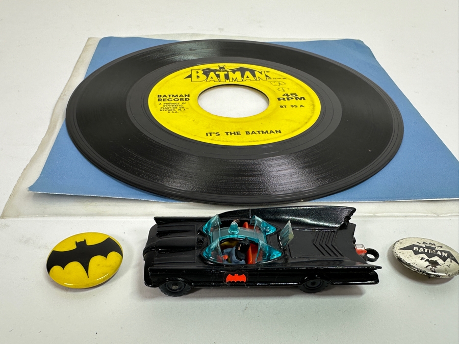Vintage DC Batman Lot Featuring Pair Of Buttons, It's The Batman 45rpm Record And Husky Batmobile Car Made In Britain [Photo 14]