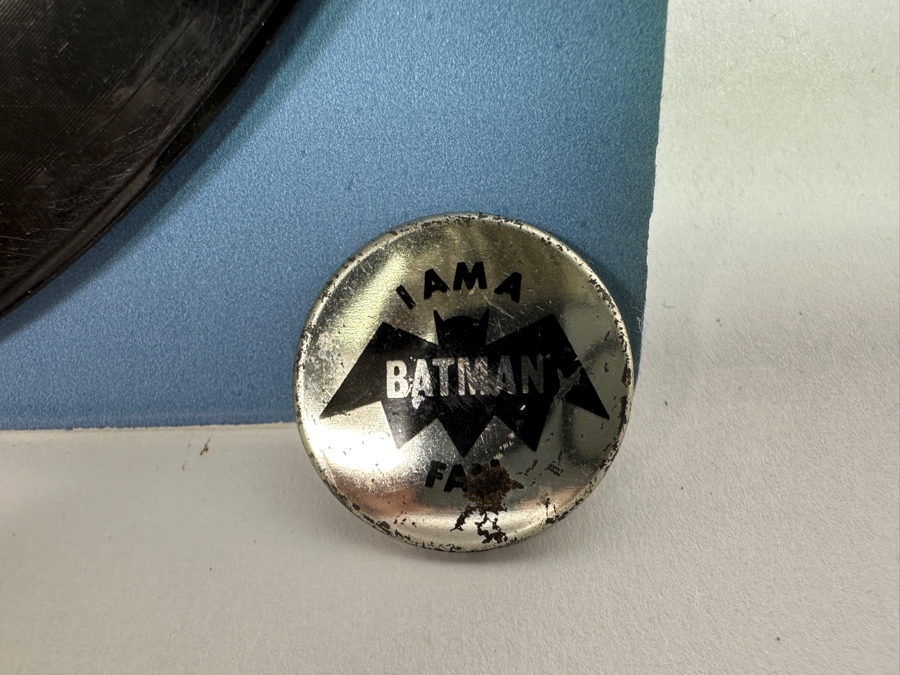 Vintage DC Batman Lot Featuring Pair Of Buttons, It's The Batman 45rpm Record And Husky Batmobile Car Made In Britain [Photo 11]