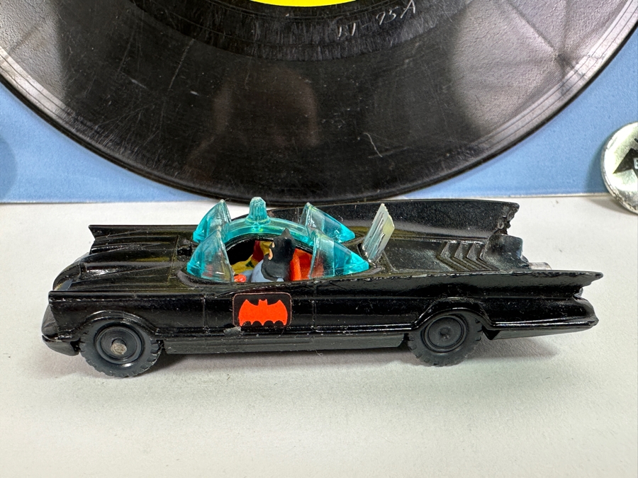 Vintage DC Batman Lot Featuring Pair Of Buttons, It's The Batman 45rpm Record And Husky Batmobile Car Made In Britain [Photo 2]