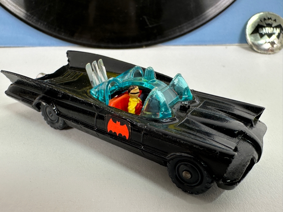 Vintage DC Batman Lot Featuring Pair Of Buttons, It's The Batman 45rpm Record And Husky Batmobile Car Made In Britain [Photo 6]