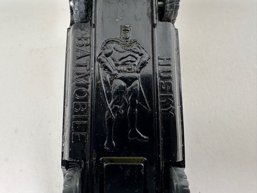 Vintage DC Batman Lot Featuring Pair Of Buttons, It's The Batman 45rpm Record And Husky Batmobile Car Made In Britain [Photo 8]