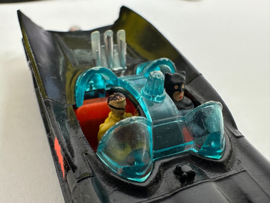 Vintage DC Batman Lot Featuring Pair Of Buttons, It's The Batman 45rpm Record And Husky Batmobile Car Made In Britain [Photo 5]