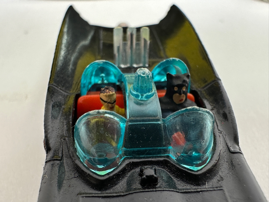 Vintage DC Batman Lot Featuring Pair Of Buttons, It's The Batman 45rpm Record And Husky Batmobile Car Made In Britain [Photo 4]