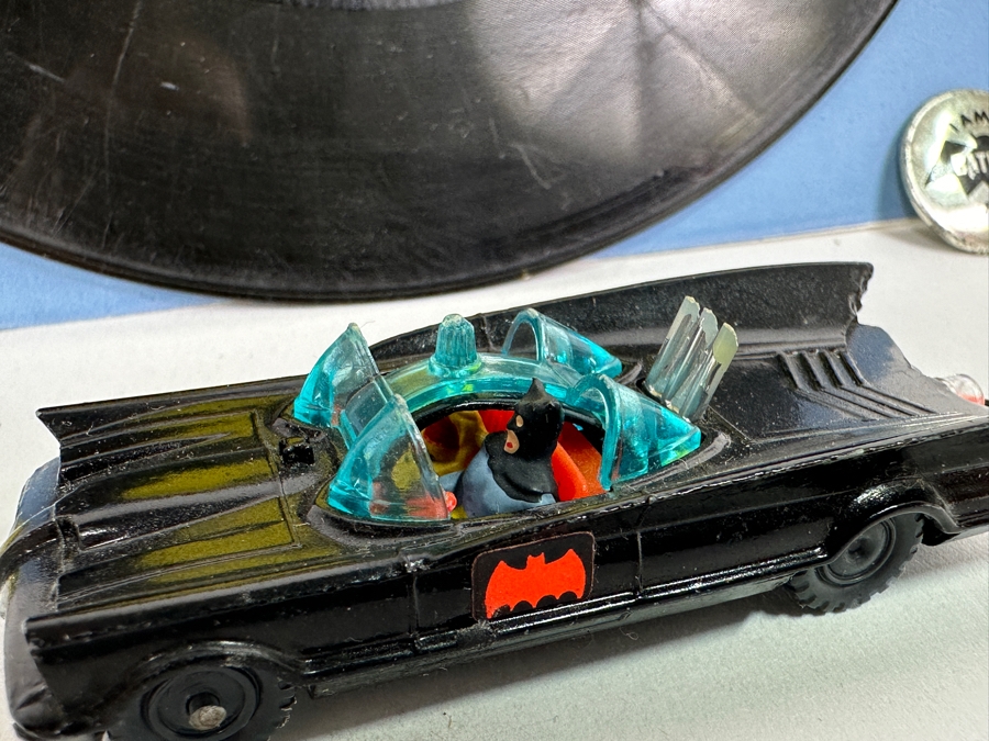 Vintage DC Batman Lot Featuring Pair Of Buttons, It's The Batman 45rpm Record And Husky Batmobile Car Made In Britain [Photo 3]