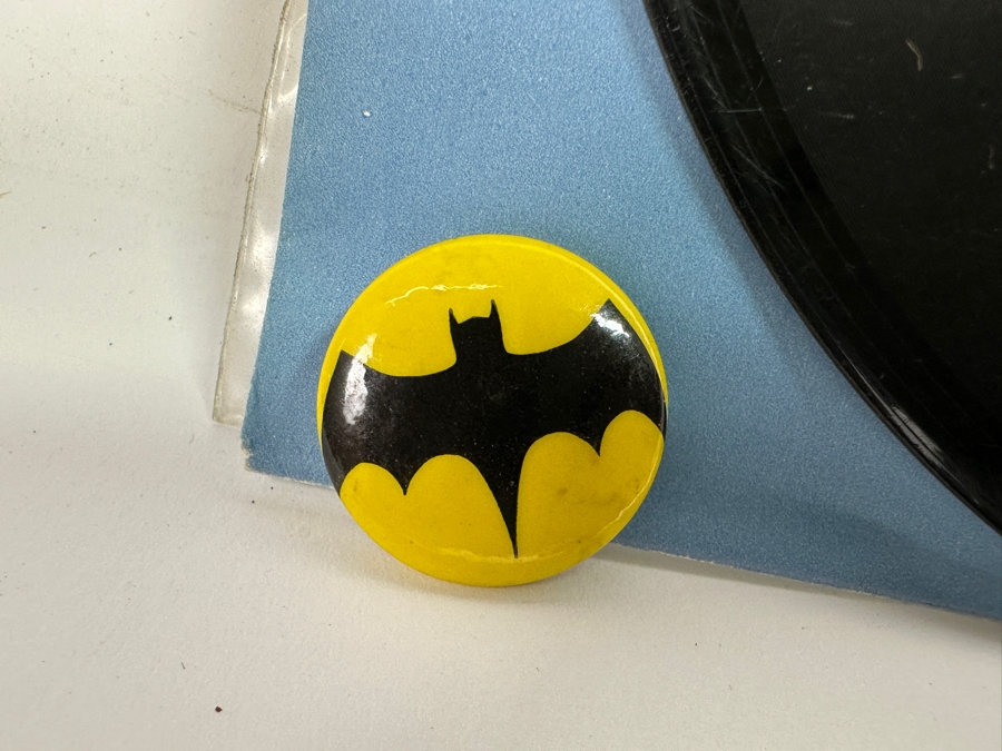 Vintage DC Batman Lot Featuring Pair Of Buttons, It's The Batman 45rpm Record And Husky Batmobile Car Made In Britain [Photo 12]