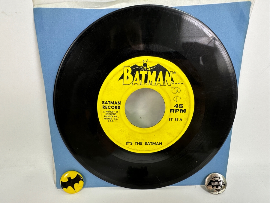 Vintage DC Batman Lot Featuring Pair Of Buttons, It's The Batman 45rpm Record And Husky Batmobile Car Made In Britain [Photo 10]