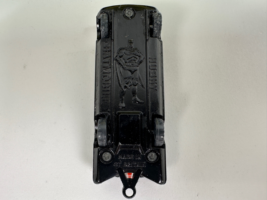 Vintage DC Batman Lot Featuring Pair Of Buttons, It's The Batman 45rpm Record And Husky Batmobile Car Made In Britain [Photo 7]