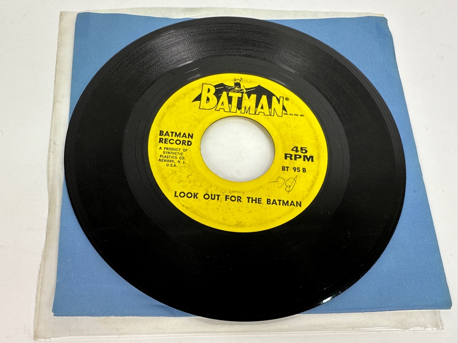 Vintage DC Batman Lot Featuring Pair Of Buttons, It's The Batman 45rpm Record And Husky Batmobile Car Made In Britain [Photo 13]