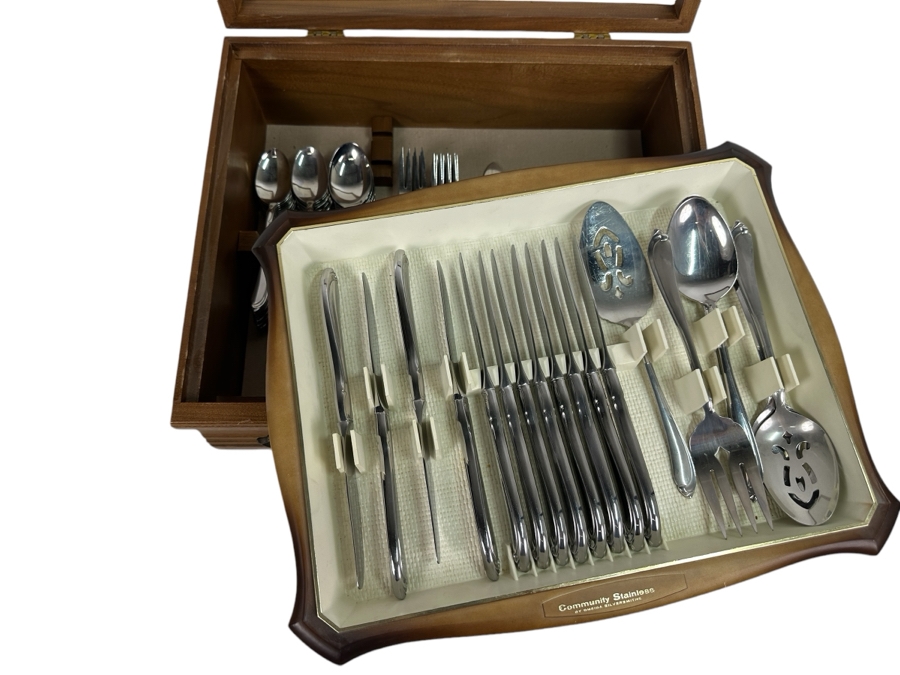 Just Added - Community Stainless By Oneida Silversmiths With Case - Service For Approximately 8 Guests 15.5W X 13D X 5H [Photo 2]